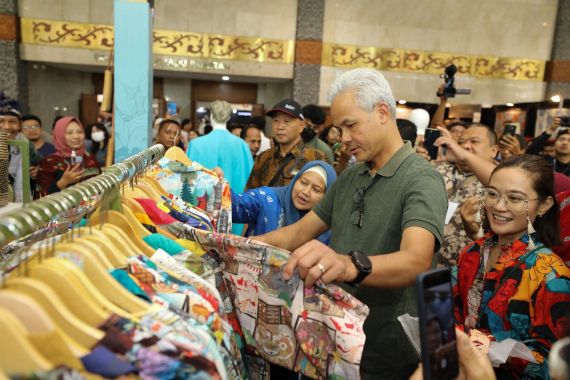 Ganjar Jadi Rebutan Pelaku UMKM Ketika Hadir di Pameran Inacraft - JPNN.COM