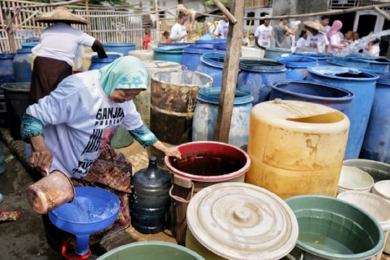 Bantu Wilayah Terdampak Kemarau, Srikandi Ganjar Kirim Ribuan Liter Air Bersih ke Desa Pedaleman - JPNN.COM