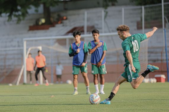 Demi Merusak Rekor Persib, Bintang Persebaya Siap Main di 3 Posisi - JPNN.COM