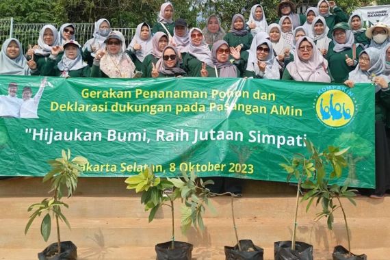 Dukung Pasangan AMIN, Emak-Emak Aktivis Gelar Gerakan Penanaman Pohon - JPNN.COM