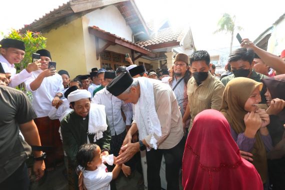 Ganjar Kunjungi Pesantren, Santriwati Titip Salam untuk Mas Alam Ganteng - JPNN.COM