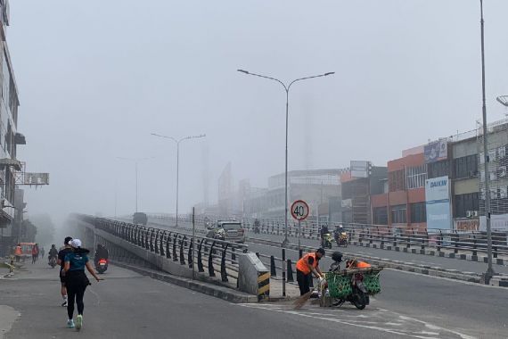 Kabut Asap Gara-gara Karhutla di Riau Makin Parah, Disdik Keluarkan Edaran Belajar Daring - JPNN.COM