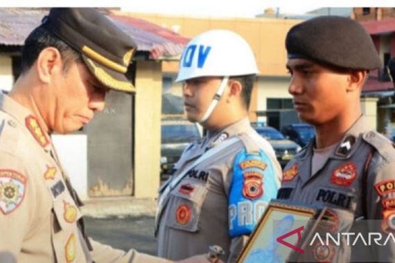 Jual Senpi Ilegal, Dua Personel Polresta Ambon Dipecat Secara Tidak Hormat - JPNN.COM