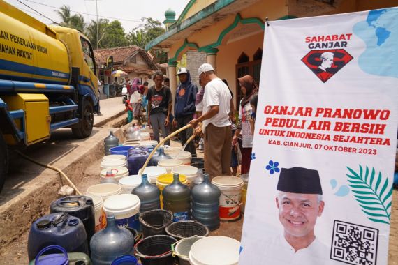 Sahabat Ganjar Alirkan Ribuan Liter Air Bersih untuk Warga di Kabupaten Cianjur - JPNN.COM