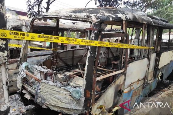 12 Bus TransMusi Palembang Ludes Terbakar, 4 Branwir Dikerahkan untuk Padamkan Api - JPNN.COM