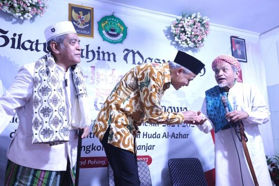 Minta Wejangan Ulama & Masyayikh di Banjar, Ganjar Dititipi Pesantren Hingga IKN - JPNN.COM