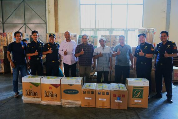 Bea Cukai Madura Layani Ekspor Jutaan Batang Rokok Asal Pamekasan ke Timor Leste - JPNN.COM