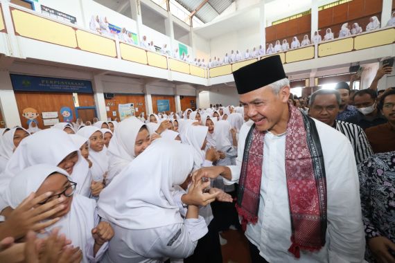 Ganjar Disambut Teriakan Ribuan Santri, Kiai Nur: Ini Menyiratkan Dukungan Kami - JPNN.COM