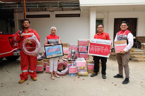 Kilang Pertamina Plaju Suplai Bantuan Logistik untuk Pejuang Pemadaman Karhutla di Sumsel - JPNN.COM