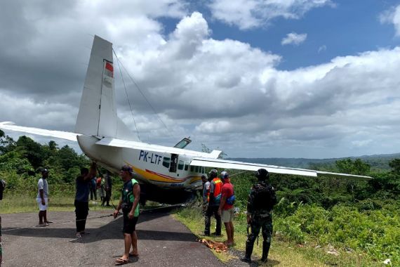 Rem Blong, Pesawat Asian One Kecelakaan di Bandara Kenyam Nduga - JPNN.COM