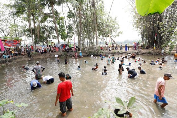 Jaga Kearifan Lokal, Ganjar Sejati Ngobeng Lauk Bersama Warga Pangandaran - JPNN.COM