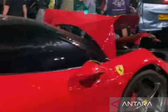Ferrari Tabrak 5 Kendaraan, Pengemudi jadi Tersangka, Bakal Ditahan? - JPNN.COM