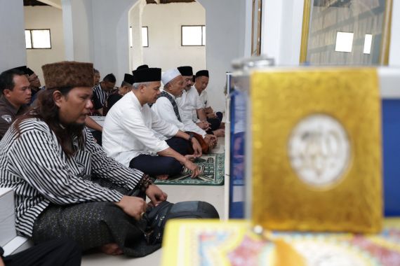 Ganjar Ziarahi Makam Ulama Besar Tasikmalaya, Disambut Keturunan ke-9 Syekh Abdul Muhyi - JPNN.COM