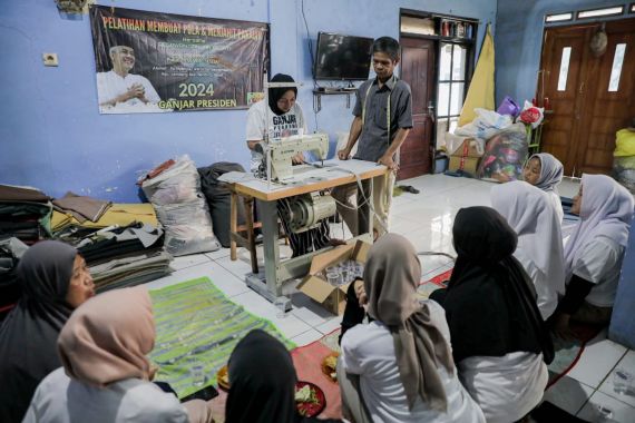 Sukarelawan Ganjar Sejati Gelar Pelatihan Menjahit Bagi Milenial di Bandung Barat - JPNN.COM