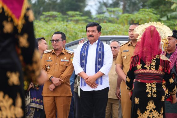 Momen Bersejarah, Menteri ATR/BPN Serahkan Sertifikat HPL Tanah Ulayat di Sumbar - JPNN.COM