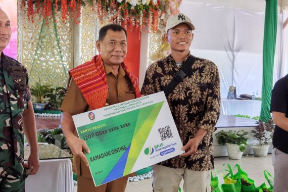Ashari Tambunan Serahkan Santunan BPJS Ketenagakerjaan di Kecamatan Deli Serdang - JPNN.COM