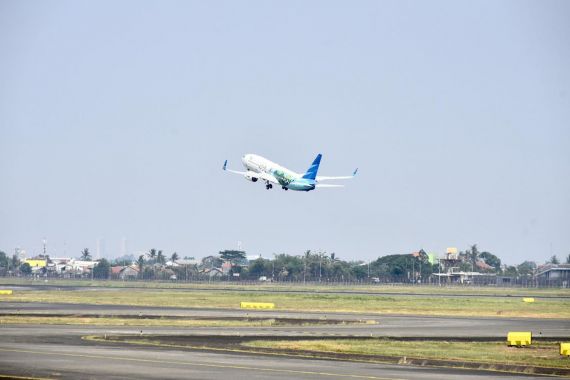 Luar Biasa! Pertamina dan Garuda Sukses Uji Terbang Pesawat Komersial dengan Bioavtur - JPNN.COM