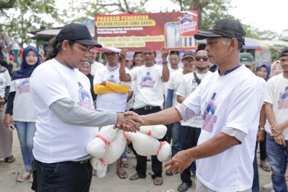 Sukarelawan Balad Ganjar Bantu Nelayan Tingkatkan Hasil Tangkapan - JPNN.COM