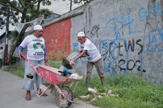 Ustaz Sahabat Ganjar Gotong Royong Bersihkan Lingkungan di Medan - JPNN.COM