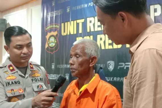 Tak Senang Anak Ditegur, Pria Lansia di Palembang Bacok Tetangga - JPNN.COM