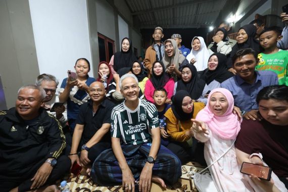 Ganjar Menginap dan Ngariung di Kampung Nyalindung Bogor, Warga: Benar-Benar Merakyat - JPNN.COM
