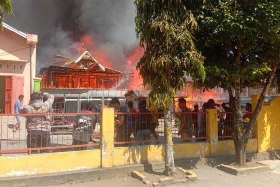 Kebakaran 8 Rumah di Bone Sulsel, 1 Warga Meninggal Dunia - JPNN.COM