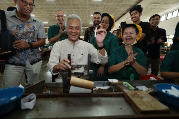 Tembang Cinta Buruh Pabrik Rokok Grendel Malang untuk Ganjar - JPNN.COM