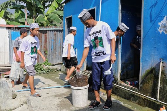 Santri Dukung Ganjar Gotong Royong Bersihkan Ponpes Sabiilillaah - JPNN.COM