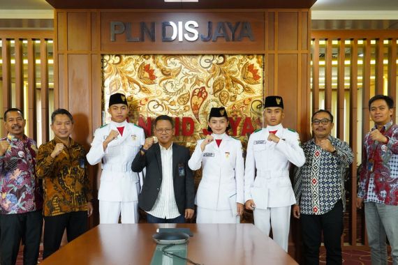 Menjelang Hari Listrik Nasional, PLN Beri Dana Pendidikan buat Anggota Paskibraka - JPNN.COM