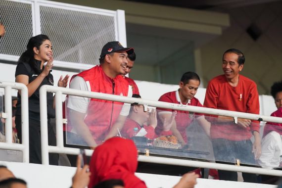 Lihat Ekspresi Jokowi dan Menpora Dito saat Menyaksikan Kemenangan Indonesia Atas Brunei - JPNN.COM