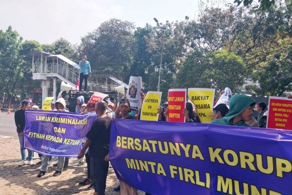 Puluhan Massa Gelar Aksi, Serukan Lawan Kriminalisasi KPK - JPNN.COM