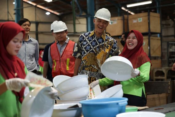 Kunjungi Perusahaan di Surabaya, Ganjar Berdiskusi Kemudahan Investasi dan Kemajuan Industri - JPNN.COM