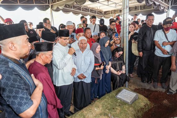 Hadiri Pemakaman Gembong PDIP, Anies Dianggap Negarawan dan Berakhlak Mulia - JPNN.COM