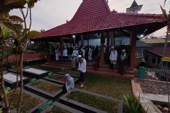 Ziarahi Makam Kiai Hisyam, Ratusan Santri Banten Doakan Ganjar Jadi Presiden - JPNN.COM
