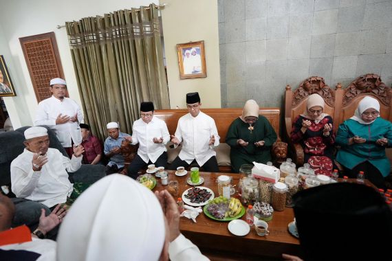 Didoakan Pengasuh Ponpes Bumi Shalawat, Pasangan AMIN Siap Jadi Pendaftar Pertama di KPU - JPNN.COM