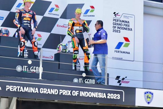 Bamsoet Serahkan Trophy Juara Dunia Moto2 di Sirkuit Mandalika - JPNN.COM