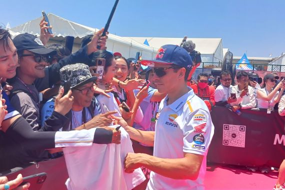 MotoGP Indonesia 2023: Panas tak Menghalangi Fan Berburu Tanda Tangan Marquez cs - JPNN.COM