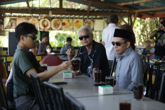 Kunjungi Lombok, Ganjar & Keluarga Langsung Diajak TGB ke Warung Kuliner Khas NTB - JPNN.COM