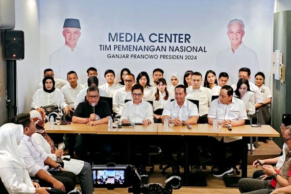 Malam-malam, Elite Pendukung Ganjar Berkumpul, Tempat Pemenangan Jokowi Diaktifkan - JPNN.COM