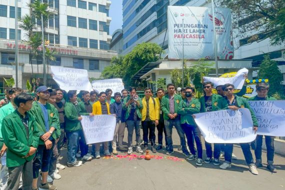 BEM Surabaya Protes Keras Putusan MK dan Politik Dinasti Jokowi - JPNN.COM