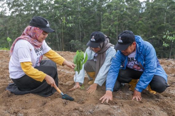 Warga Bandung Semangat Menanam Pohon Bareng Pandawa Ganjar di Pangalengan - JPNN.COM