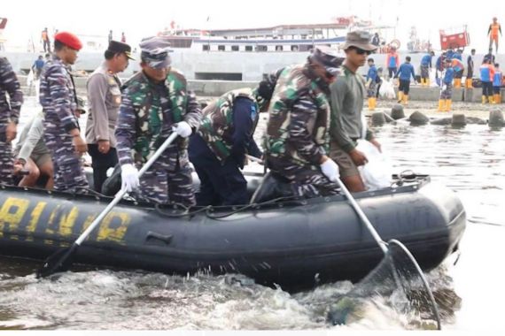 TNI AL Gelar Program Laut Bersih untuk Tingkatkan Kesadaran Masyarakat - JPNN.COM