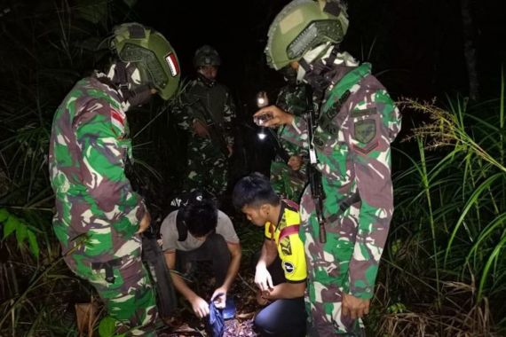 Prajurit TNI Tangkap 2 WN Malaysia Bawa 10 Gram Sabu-Sabu di Perbatasan - JPNN.COM