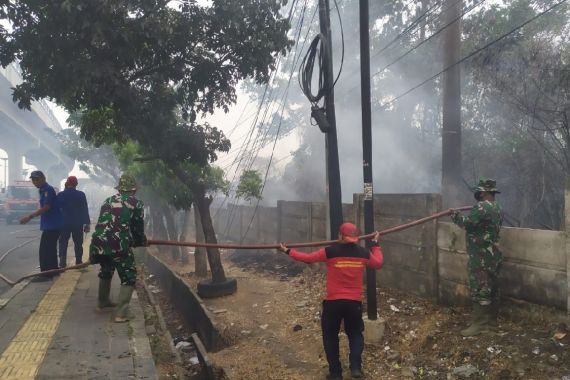 Lahan Kosong di Samping Trakindo Palembang Terbakar, Arus Lalu Lintas Sempat Macet - JPNN.COM