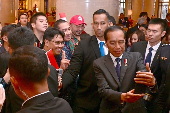 Lihat Wajah Semringah Jokowi dan Iriana - JPNN.COM
