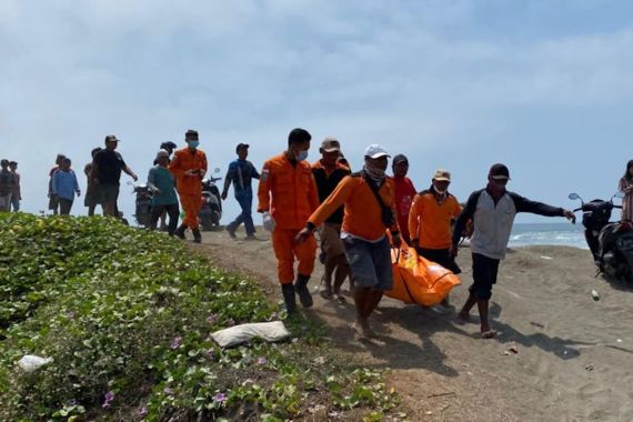 Jasad Nelayan Pencari Ubur-Ubur Ditemukan di Pantai Lengkong Cilacap - JPNN.COM
