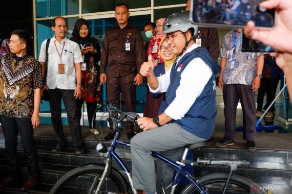 Naik Sepeda, Anies Cek Kesehatan di RSUP Fatmawati, Persiapan Daftar Capres - JPNN.COM
