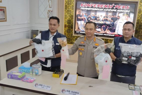 Polrestabes Palembang Gerebek Kampung Narkoba, 5 Ditangkap, 1 Wanita - JPNN.COM