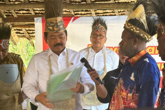 Menteri Hadi Serahkan Sertifikat Tanah Ulayat untuk Suku Sawoi Hnya di Papua - JPNN.COM