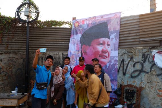 Baliho Ucapan Selamat Ulang Tahun Prabowo jadi Rebutan Swafoto - JPNN.COM